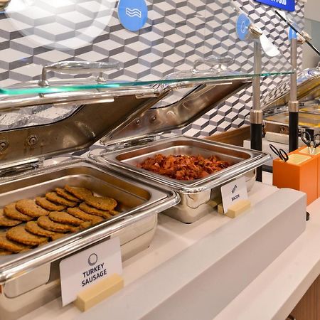 Holiday Inn Express & Suites - Dallas Market Center By Ihg Dış mekan fotoğraf