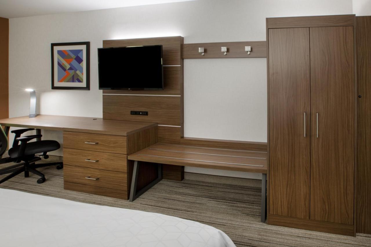 Holiday Inn Express & Suites - Dallas Market Center By Ihg Dış mekan fotoğraf