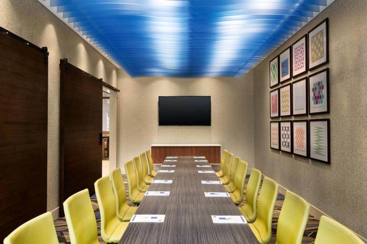 Holiday Inn Express & Suites - Dallas Market Center By Ihg Dış mekan fotoğraf
