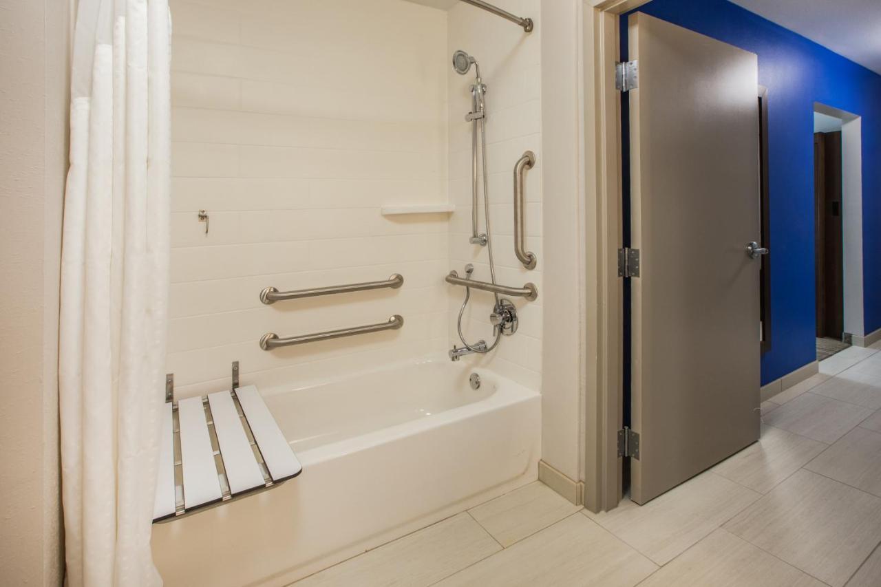 Holiday Inn Express & Suites - Dallas Market Center By Ihg Dış mekan fotoğraf