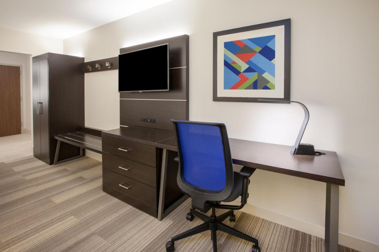 Holiday Inn Express & Suites - Dallas Market Center By Ihg Dış mekan fotoğraf