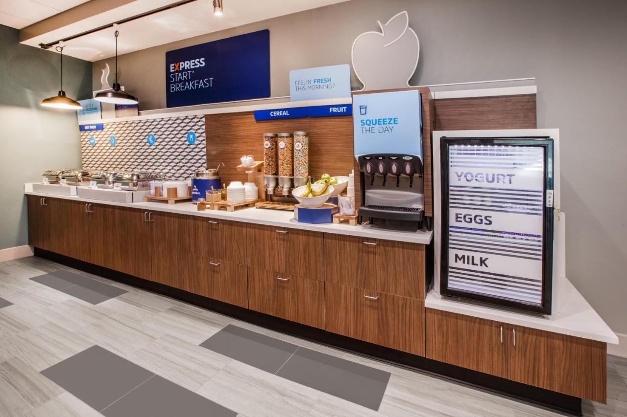 Holiday Inn Express & Suites - Dallas Market Center By Ihg Dış mekan fotoğraf