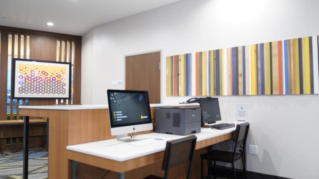 Holiday Inn Express & Suites - Dallas Market Center By Ihg Dış mekan fotoğraf